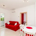 Eva Apartman *